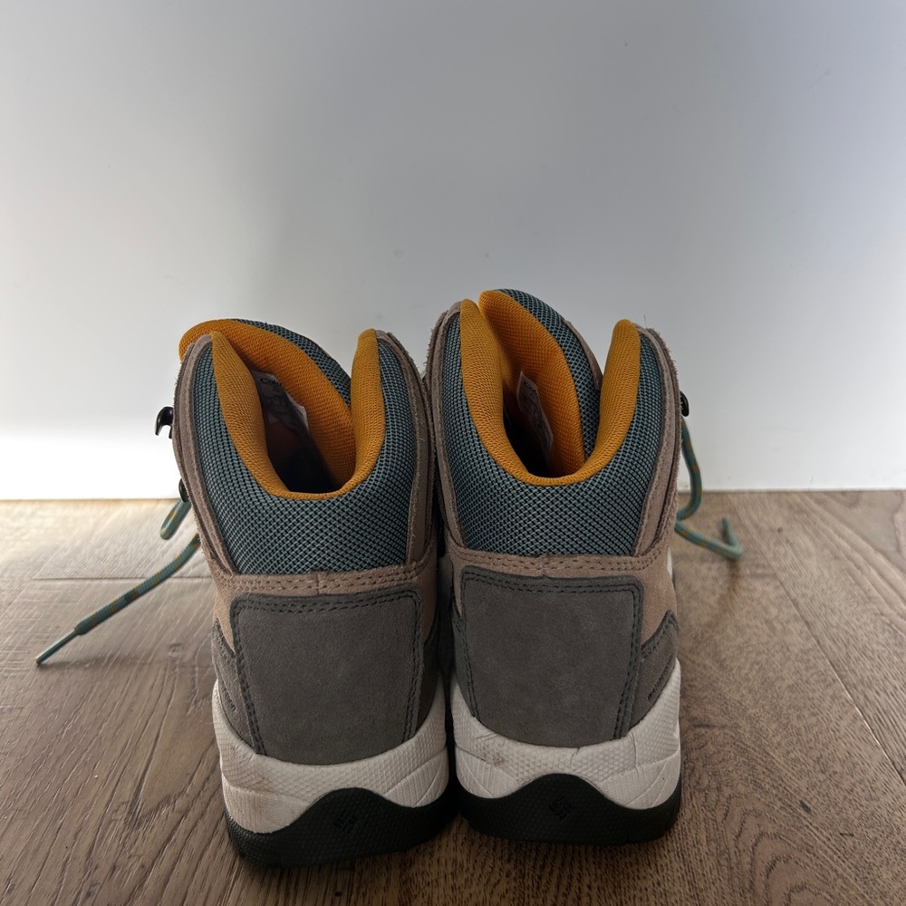 Women’s Columbia Hiking Boots - Picture 3 of 4